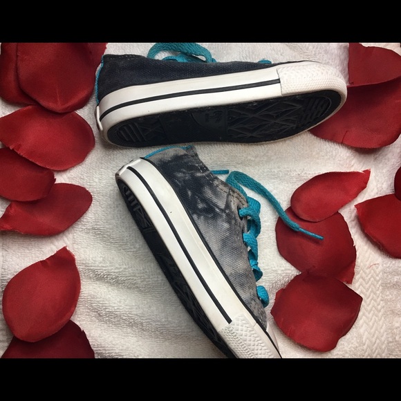 SOLD-Boys Converse Shoes - Picture 2 of 4